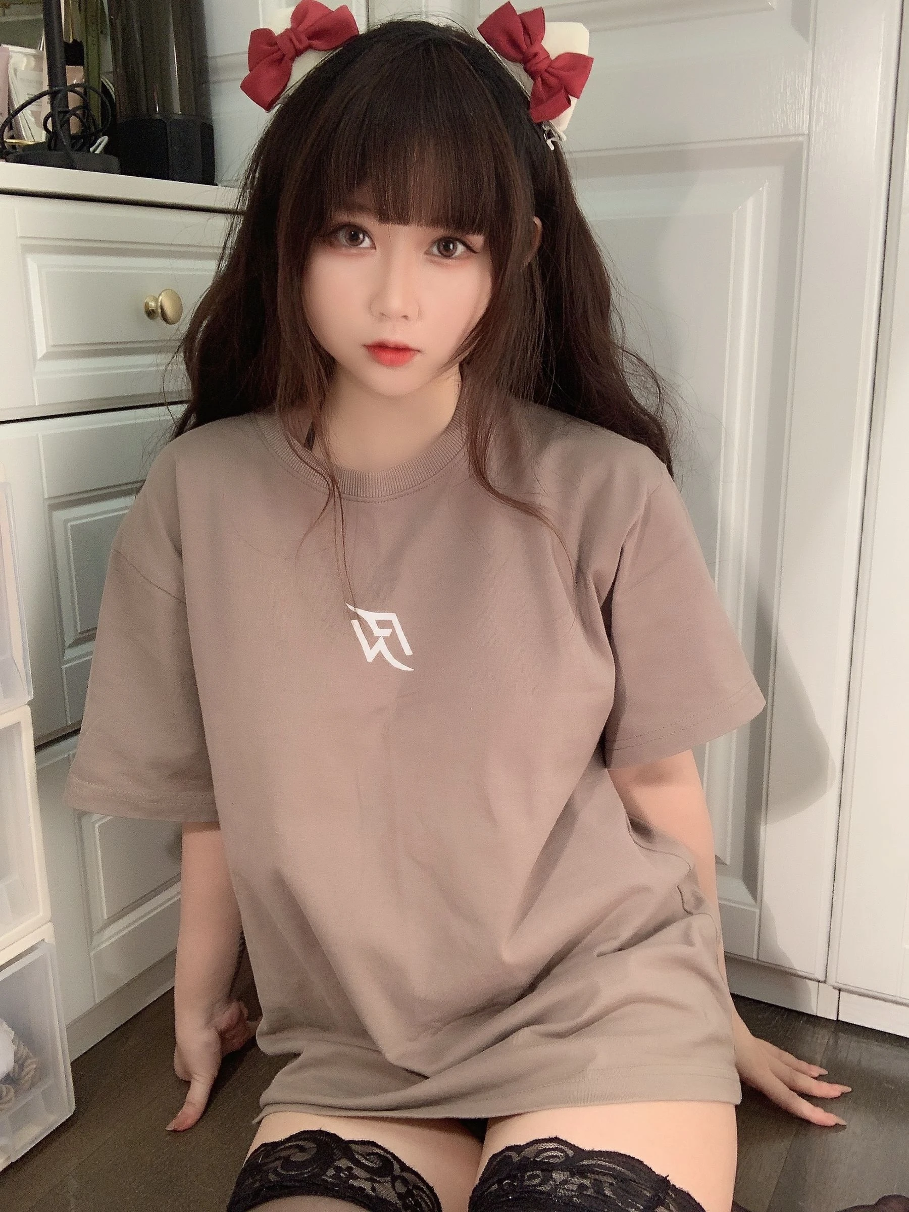 蜜桃少女是依酱呀 – T恤底下插图3