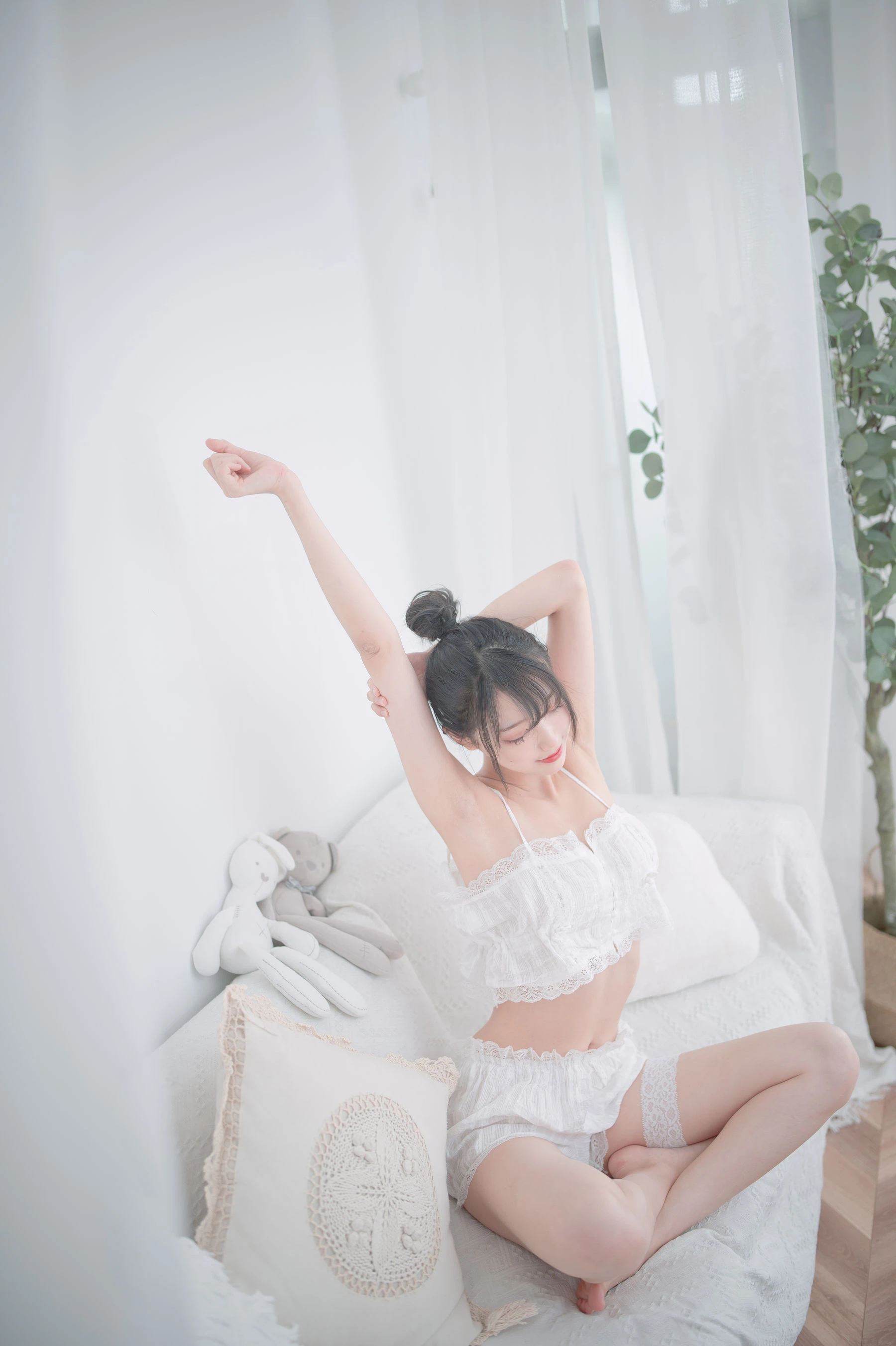 周叽是可爱兔兔 – 白色睡衣插图3