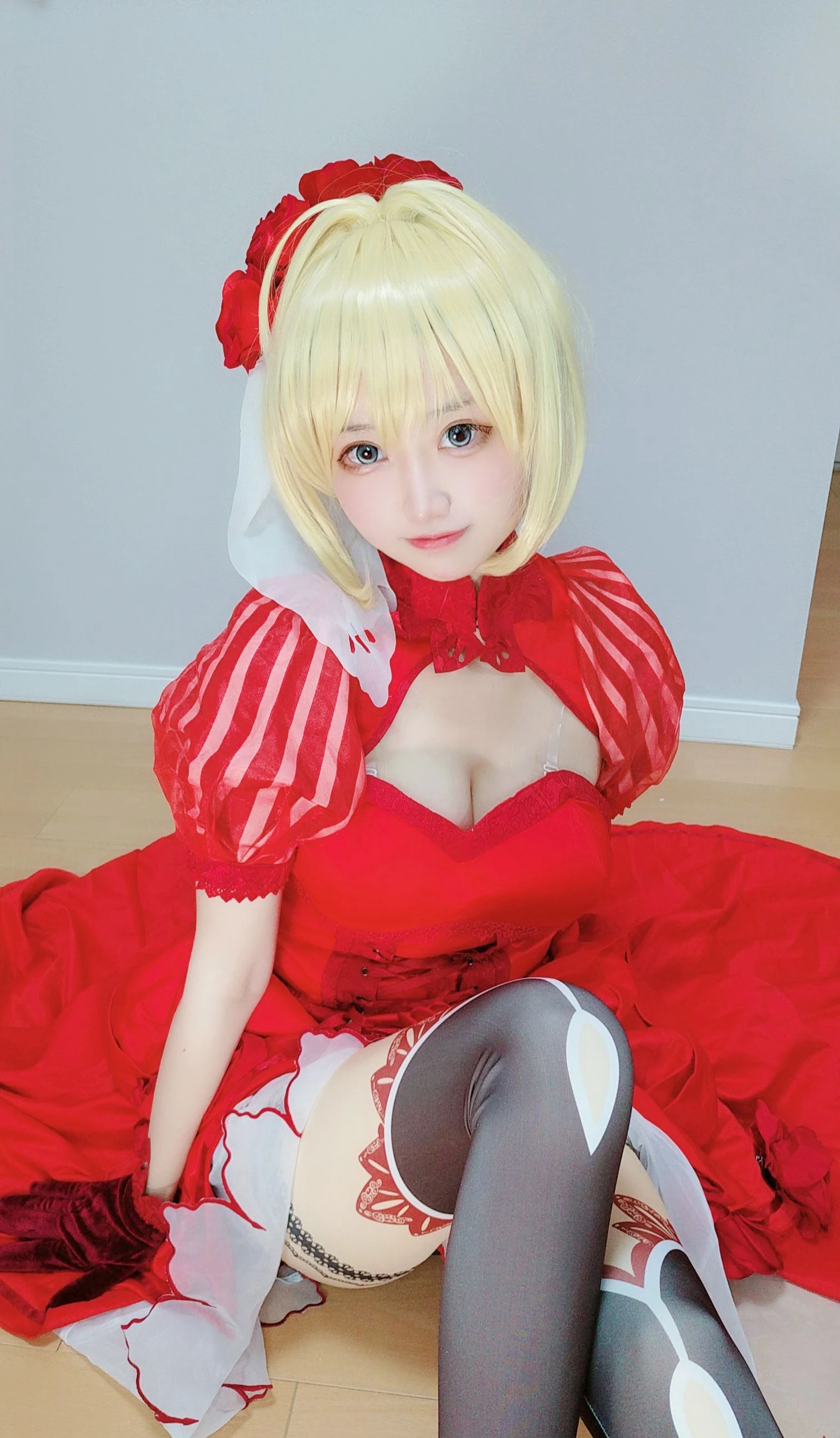 千阳(ちよ) – 尼禄红礼服插图2