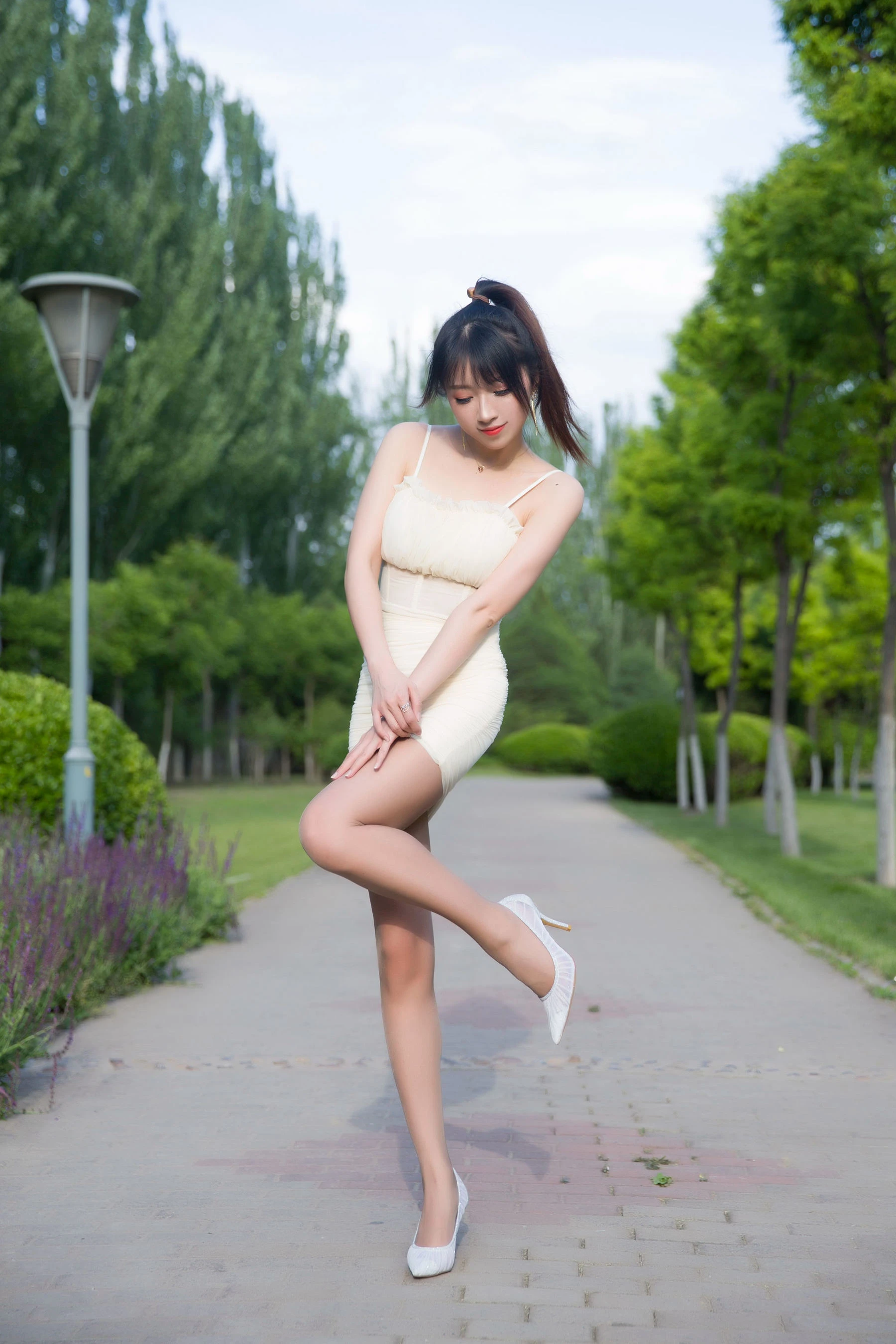 斗鱼主播小女巫露娜 – 户外小米裙插图3