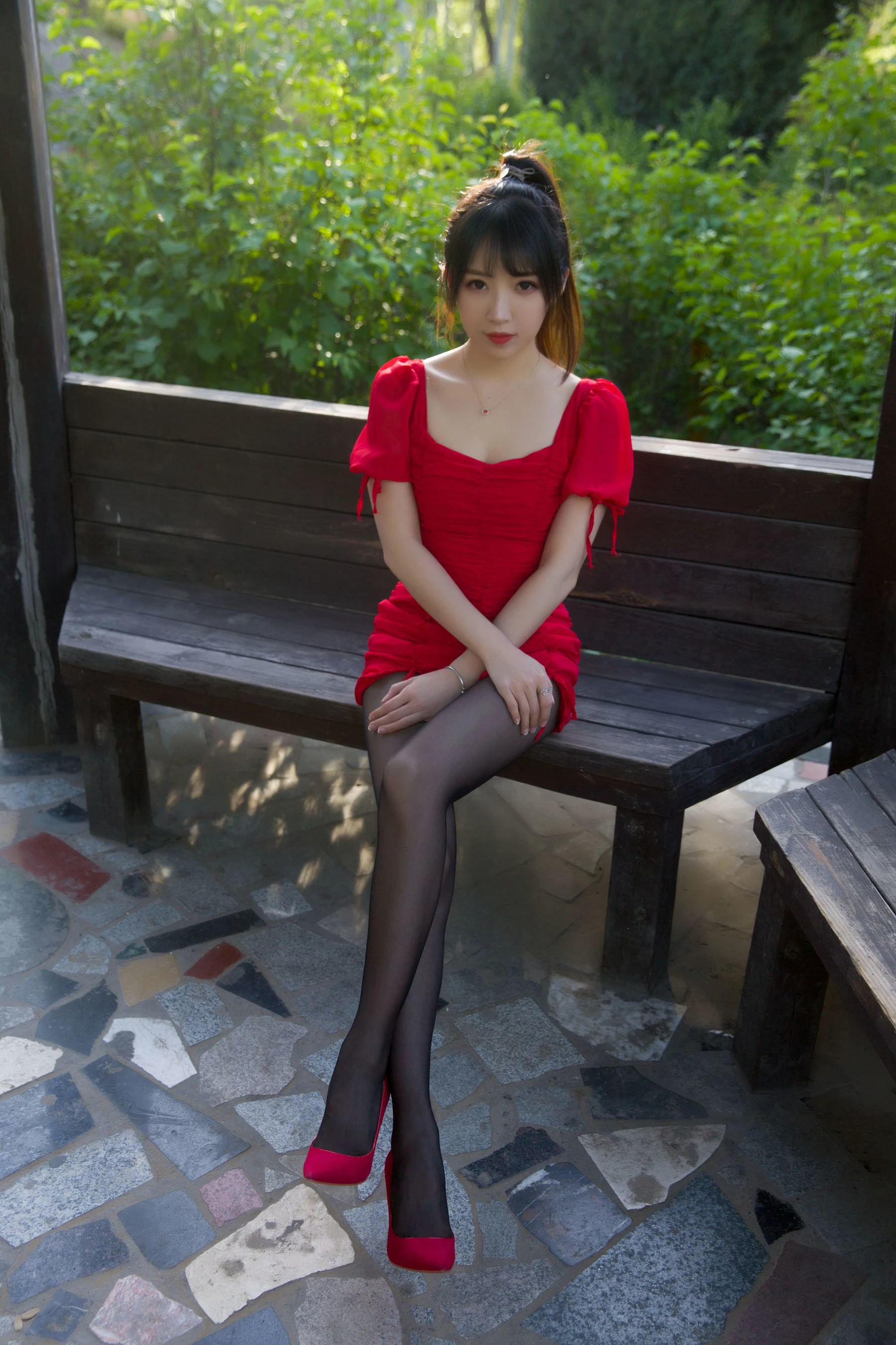 斗鱼主播小女巫露娜 – 户外小红裙插图4