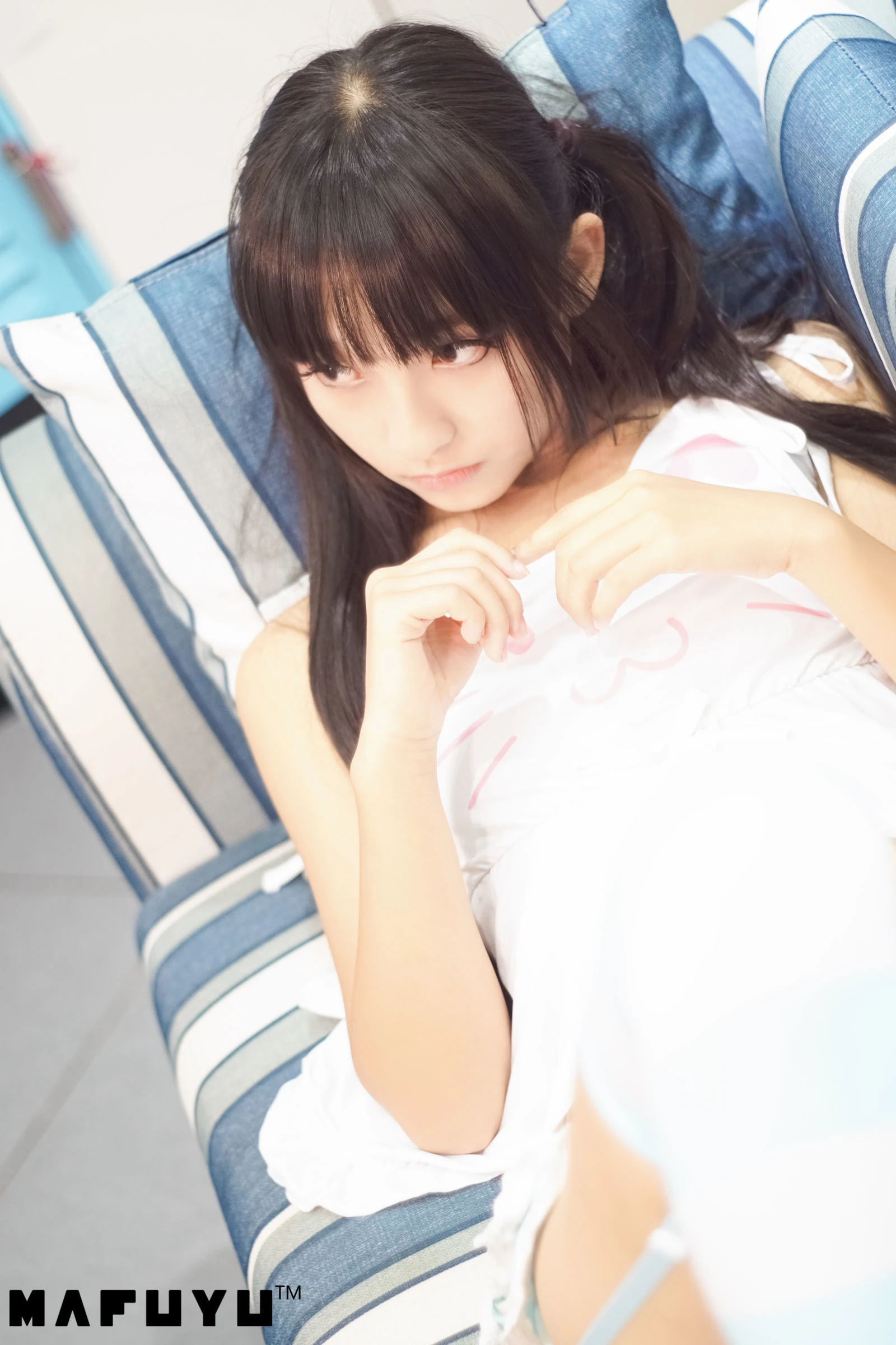 神楽坂真冬 蓝白条纹系列套图插图1