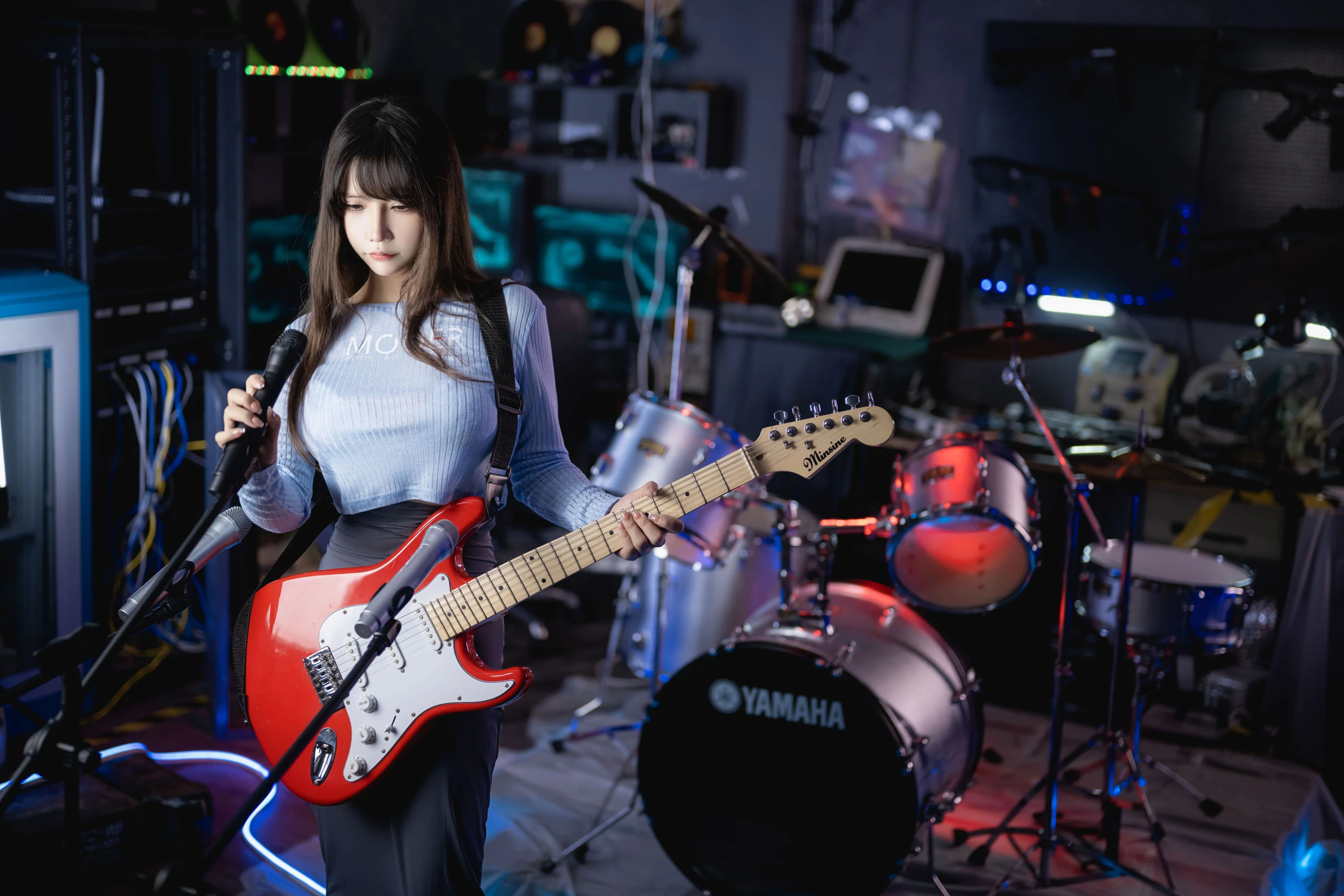 二次元妹子抱走莫子aa – 吉他妹妹插图1