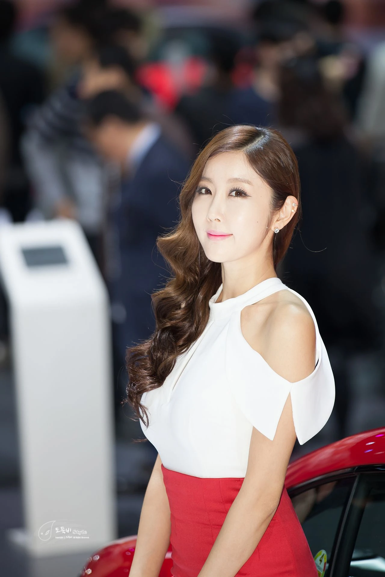 韩国车模崔星雅/崔星儿《车展红色套裙系列》图片合辑插图3