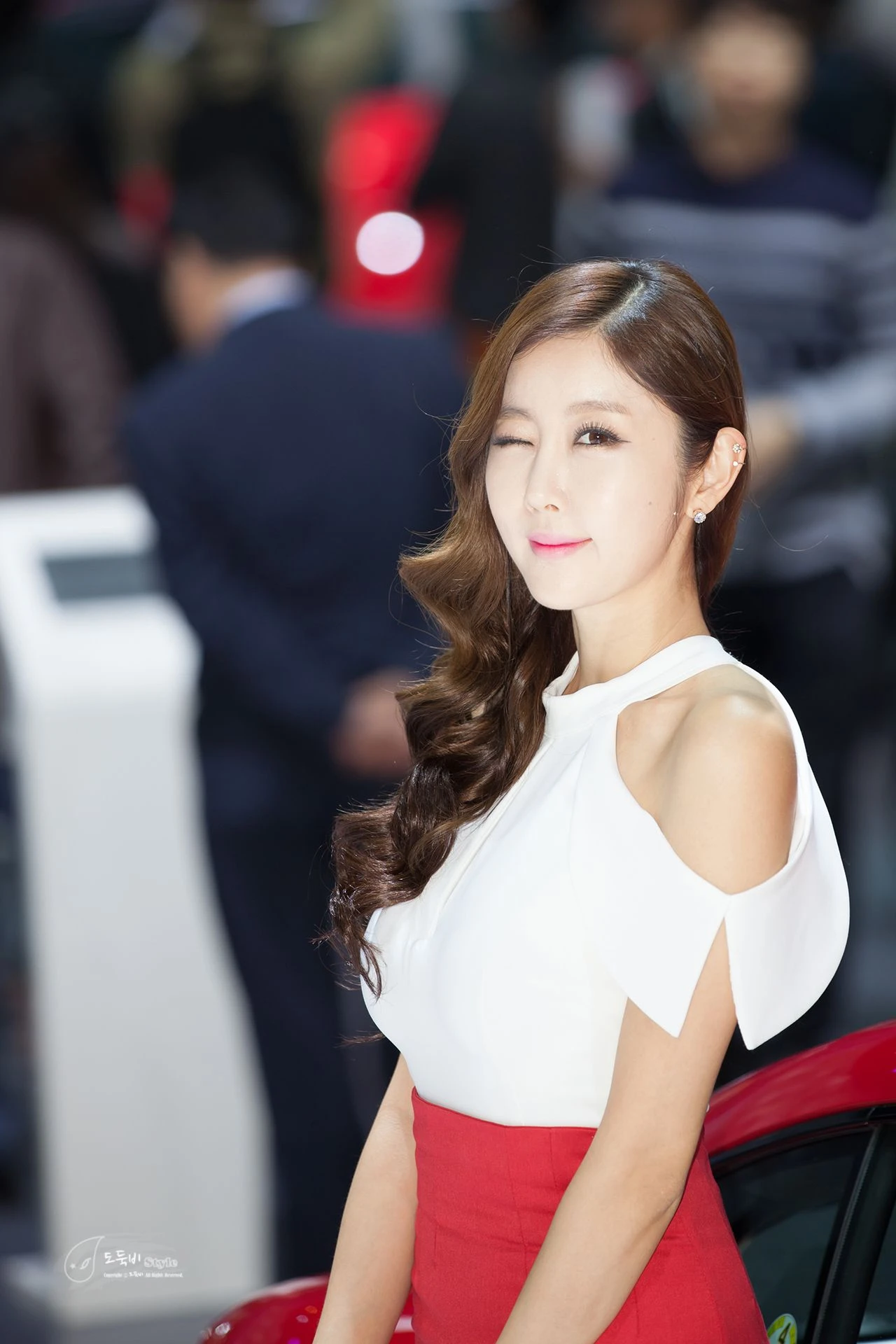 韩国车模崔星雅/崔星儿《车展红色套裙系列》图片合辑插图4