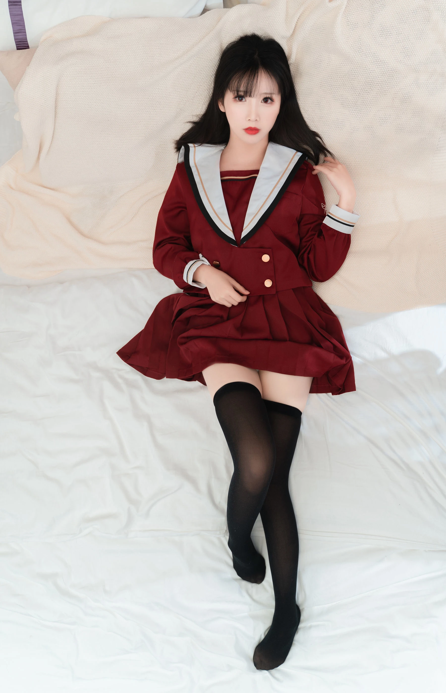 可爱人气Coser面饼仙儿 – 红色JK插图1